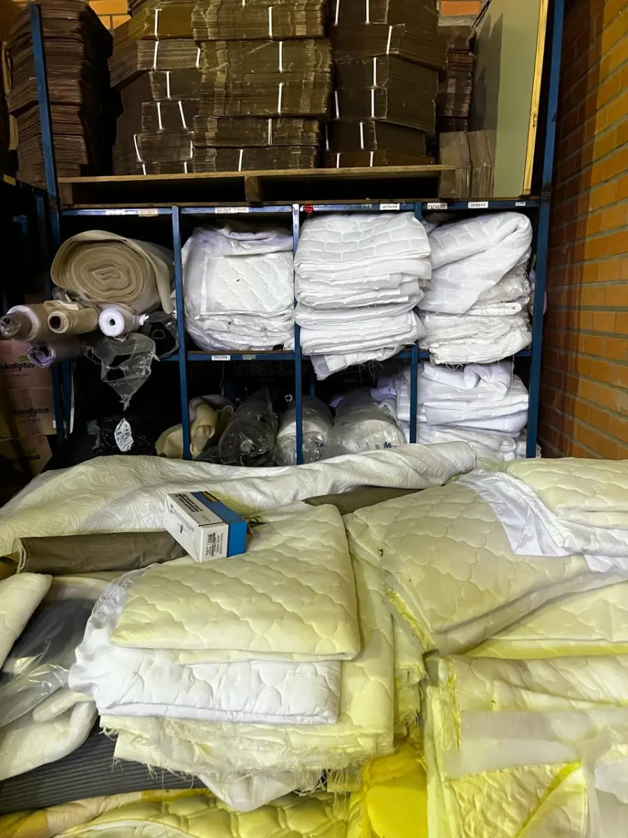 LOTE 007 - Lote de colchoes e mantas massageadoras, lote de espumas e colchões,