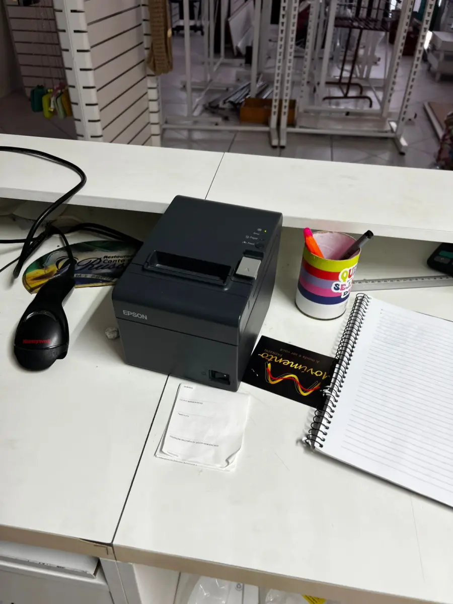 LOTE 000 - Lote com aproximadamente 3.500 peças de roupas e seus cabides (toda a loja): vestidos, saias, moletons, casacos, bermudas, calças, camisetas