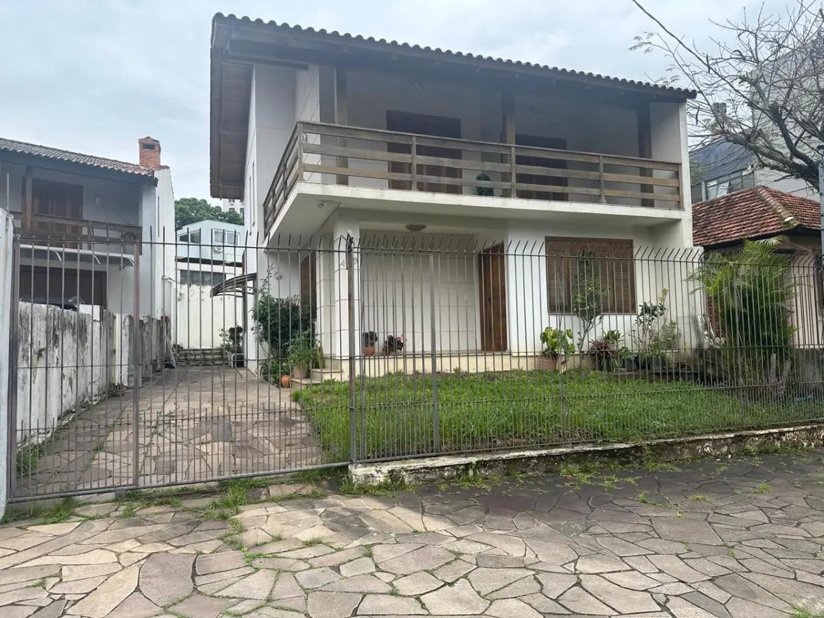 LOTE 000 - Um imóvel localizado na Rua Miracema, nº 449, Bairro Chácara das Pedras. Com área de 84,27m². Sendo o respectivo terreno, medindo 11,00m de frente, ao norte, por 25,00m de extensão da frente