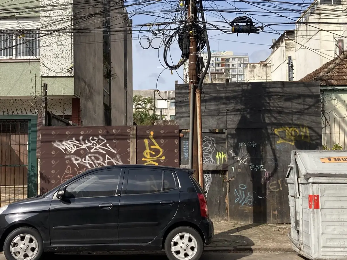 LOTE 000 - Um terreno medindo 6m60 de frente à rua General Lima e Silva, e fundos a meia quadra, de 46m00