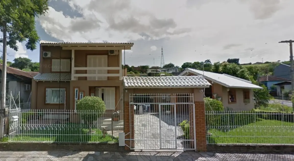 LOTE 011 - CAMPO BOM - Terreno que foi edificado com um prédio residencial em alvenaria, que corresponde a numeração 18, situado na área urbana no bairro P