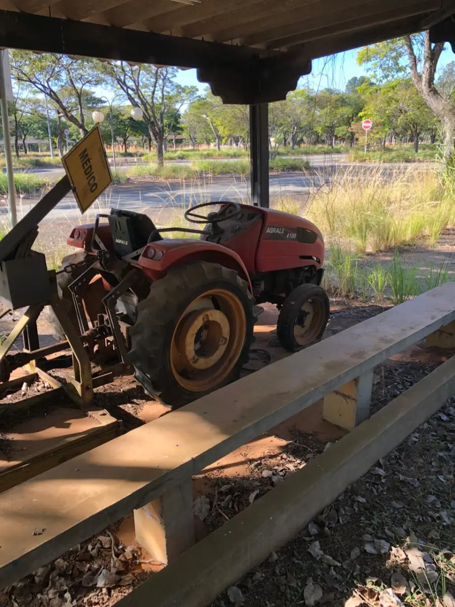 LOTE 016 - TRATOR 4100