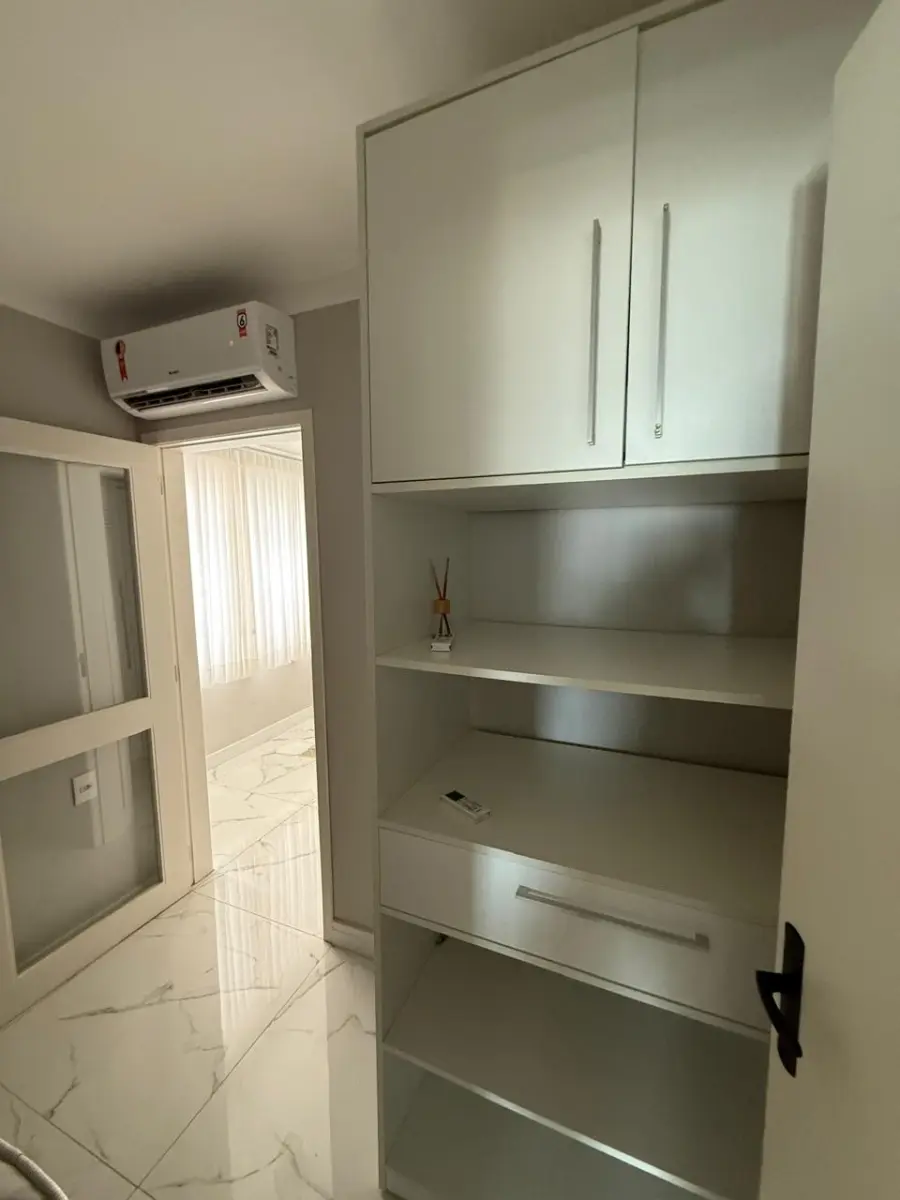 LOTE 002 - O apartamento nº 502 e o Box n° 19, do Edifício Residencial Bella Mare, situado à avenida Beira Mar, nº 1035, em Capão da Canoa/RS. (ATENÇÃO OS MOVEIS, AR CONDICIONADO, EQUIPAMENTOS, CORTINAS NÃO ESTÃO INCLUIDOS NO LEILÃO E SERÃO RETIRADOS APÓS O LEILÃO) DETALHES COM O LEILOEIRO