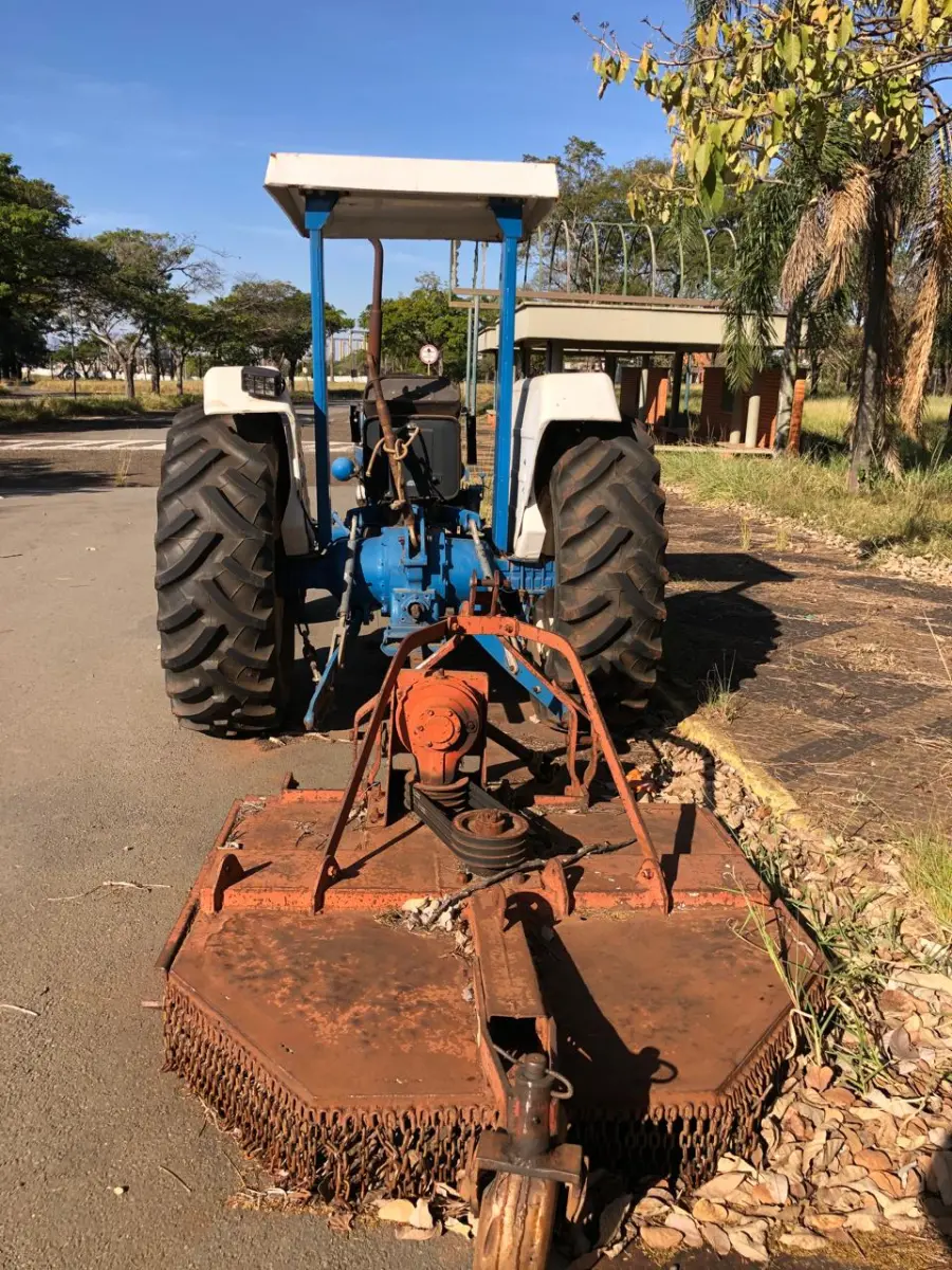 LOTE 017 - TRATOR 4610