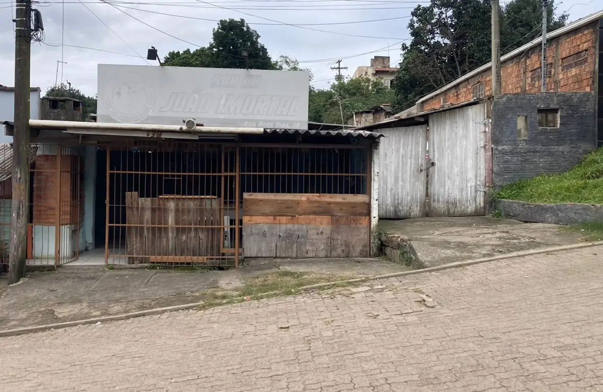 LOTE 112 - Um terreno constituído do lote número quatro (4), da quadra número vinte e sete (27)