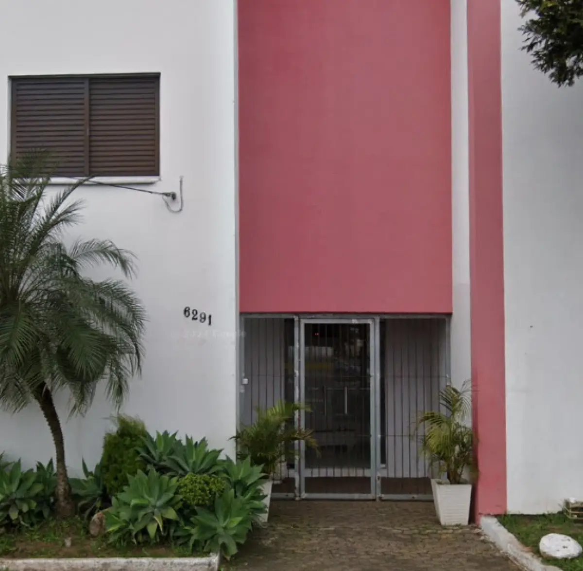 LOTE 000 - TERRENO COM CONSTRUÇÃO PRÓPRIA PARA HOTEL, 2.870,03M² DE ÁREA CONSTRUÍDA, CANOAS/RSLocalizado na Av. Getúlio Vargas, 6.291, bairro Marechal Rondon, na cidade de Canoas/RS. O prédio tem 52 quartos, 11 salas e 20 garagens.