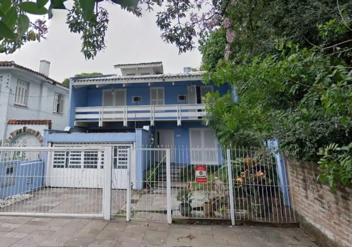 LOTE 001 - A casa sob o nº 240 da Rua Camerino