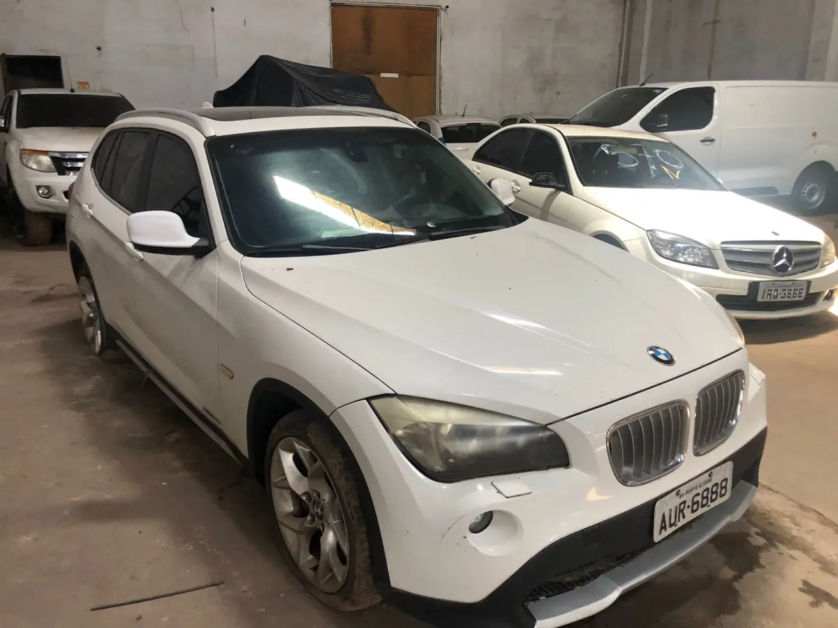 LOTE 001 - BMW X1 XDRIVE 28i 3.0 24v 4x4 Aut., Gasolina, ano 2010/2011, cor branca