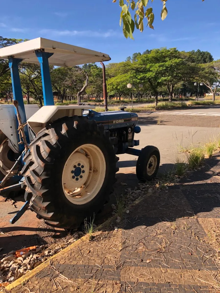 LOTE 017 - TRATOR 4610