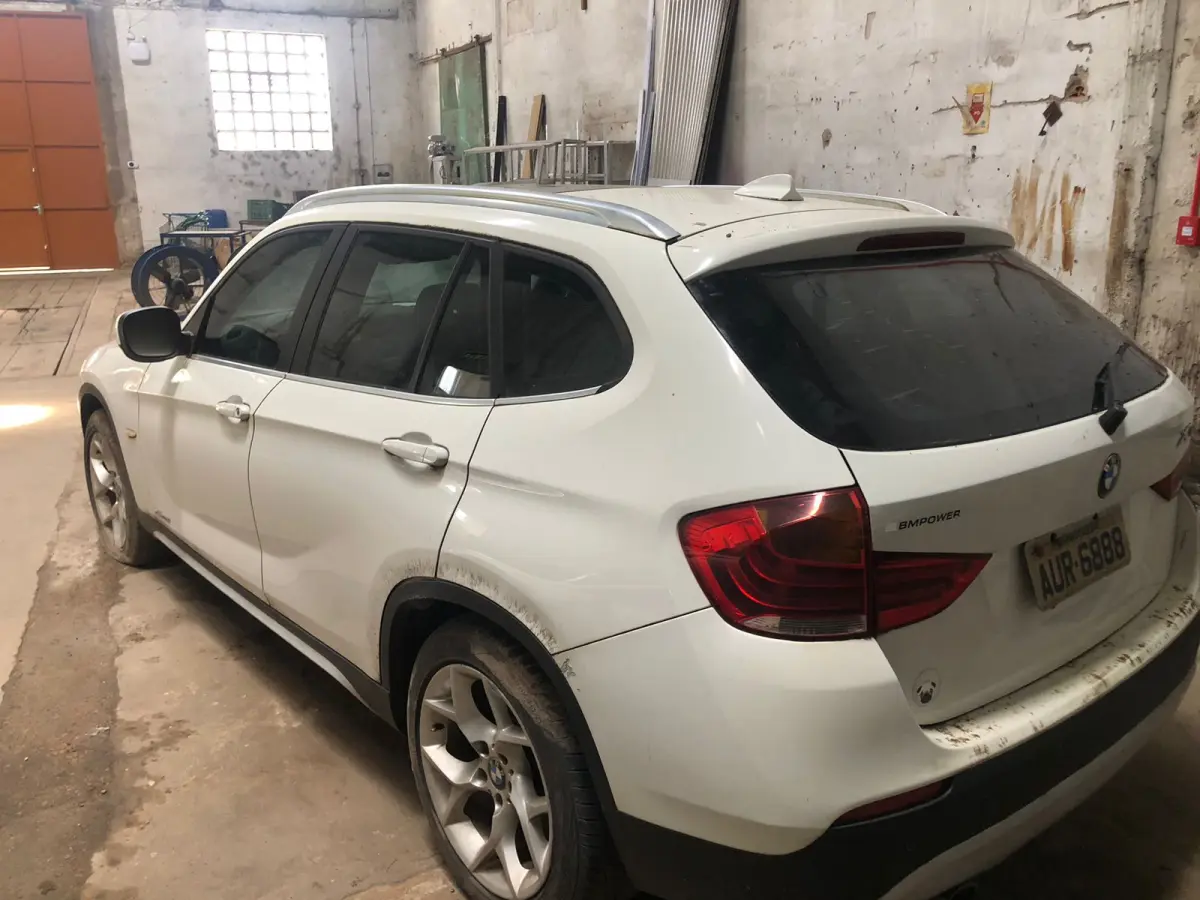 LOTE 001 - BMW X1 XDRIVE 28i 3.0 24v 4x4 Aut., Gasolina, ano 2010/2011, cor branca