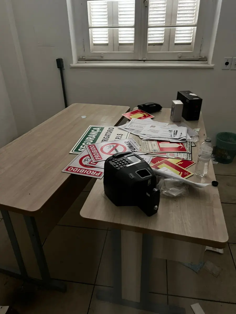 LOTE 001 - Bens móveis LOTE ENGOLBADO