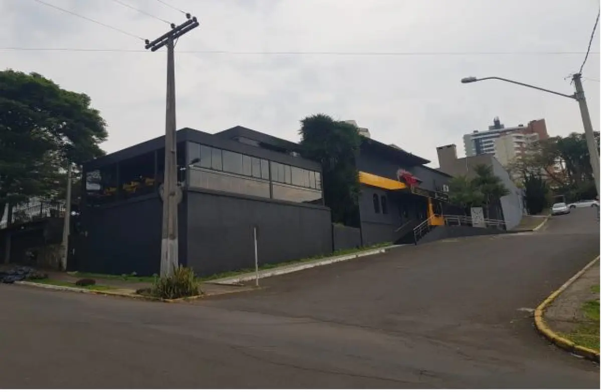 LOTE 015 - Terreno com Prédio em Alvenaria sob o nº. 924 na Rua Gomes Portinho, situado na área urbana no bairro Mauá. Constituído pelo lote 14 e parte do lote 15, na quadra formada pelas ruas Gomes Portinho, rua Cariri e rua Araguaia e avenida Maurício Cardoso