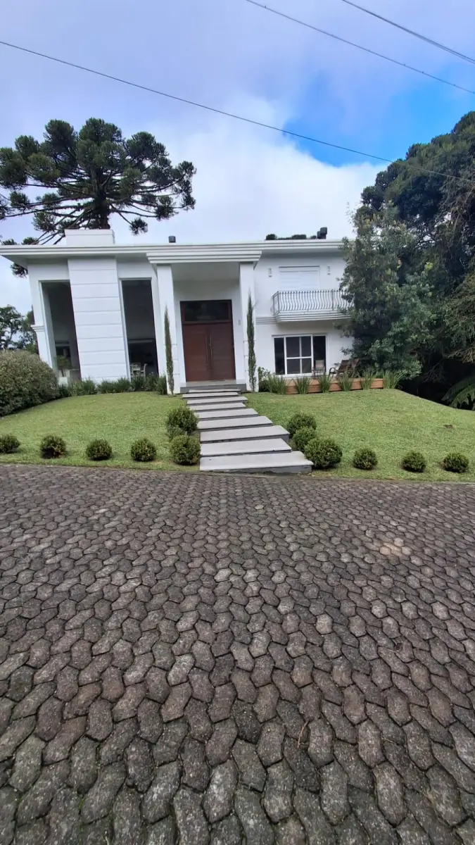 LOTE 010 - Um terreno/lote, com edificação de um prédio residencial, sem numeração, no Complexo Turístico Quinta da Serra, situado na rua dos Buganvilles, na zona urbana do bairro Santa Terezinha, na cidade de Canela/RS