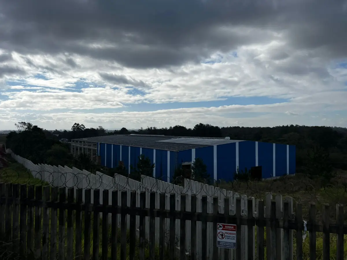 LOTE 002 - Pavilhão industrial na cidade de Alvorada, terreno com a área de 24.284,50m2, constituído dos lotes números 1 ao 8 da Qua-dra A, formada pela Estrada Candido Pinheiro de Barcelos