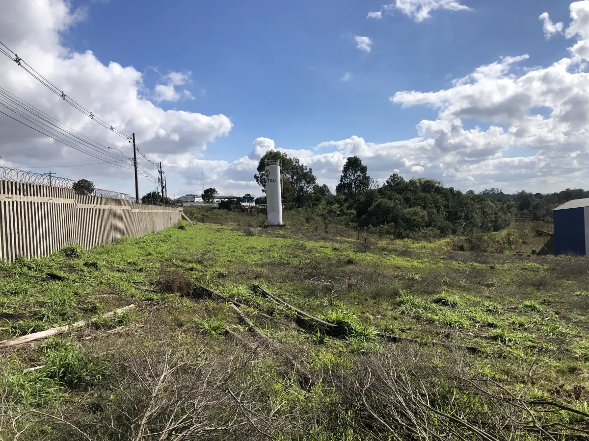 LOTE 002 - Pavilhão industrial na cidade de Alvorada, terreno com a área de 24.284,50m2, constituído dos lotes números 1 ao 8 da Qua-dra A, formada pela Estrada Candido Pinheiro de Barcelos