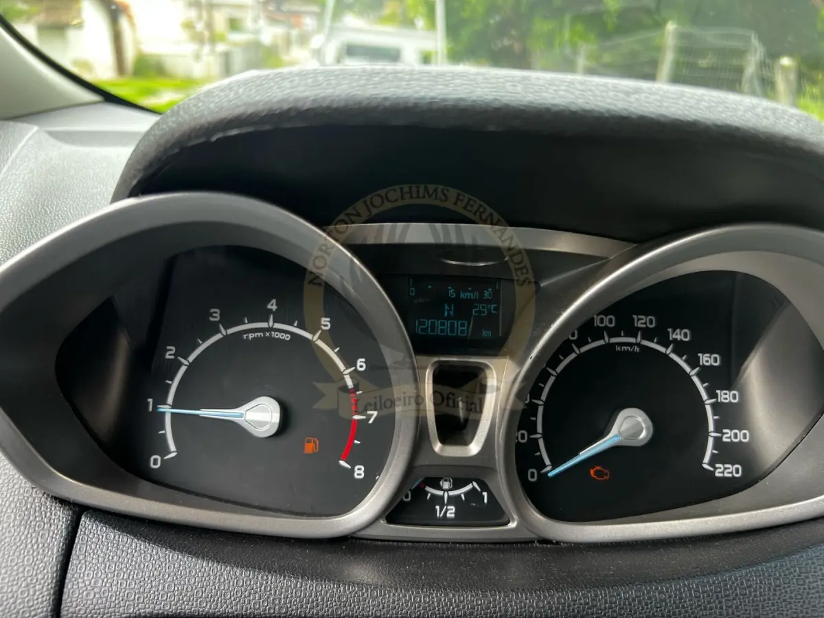 LOTE 001 - Ecosport Titanium 2.0 Aut., cor prata, ano 2014/2014