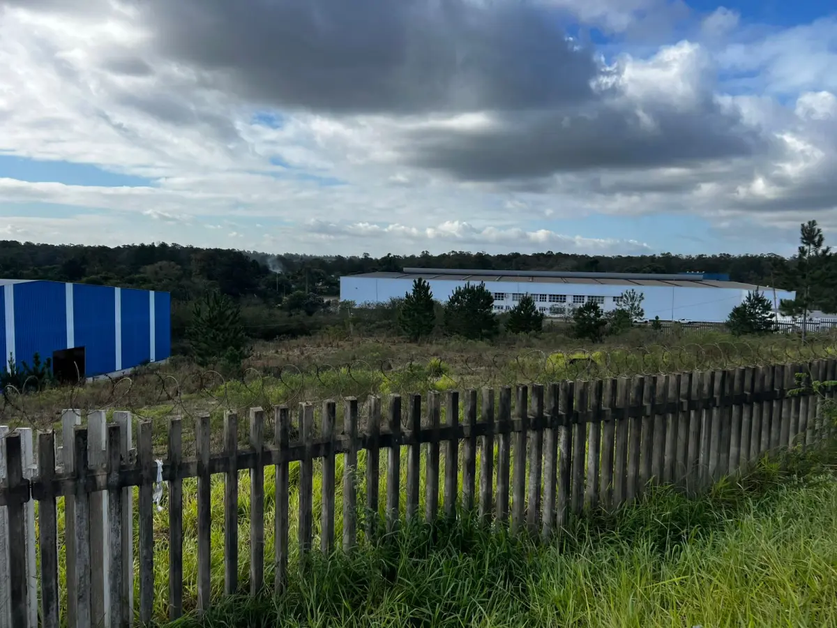 LOTE 002 - Pavilhão industrial na cidade de Alvorada, terreno com a área de 24.284,50m2, constituído dos lotes números 1 ao 8 da Qua-dra A, formada pela Estrada Candido Pinheiro de Barcelos