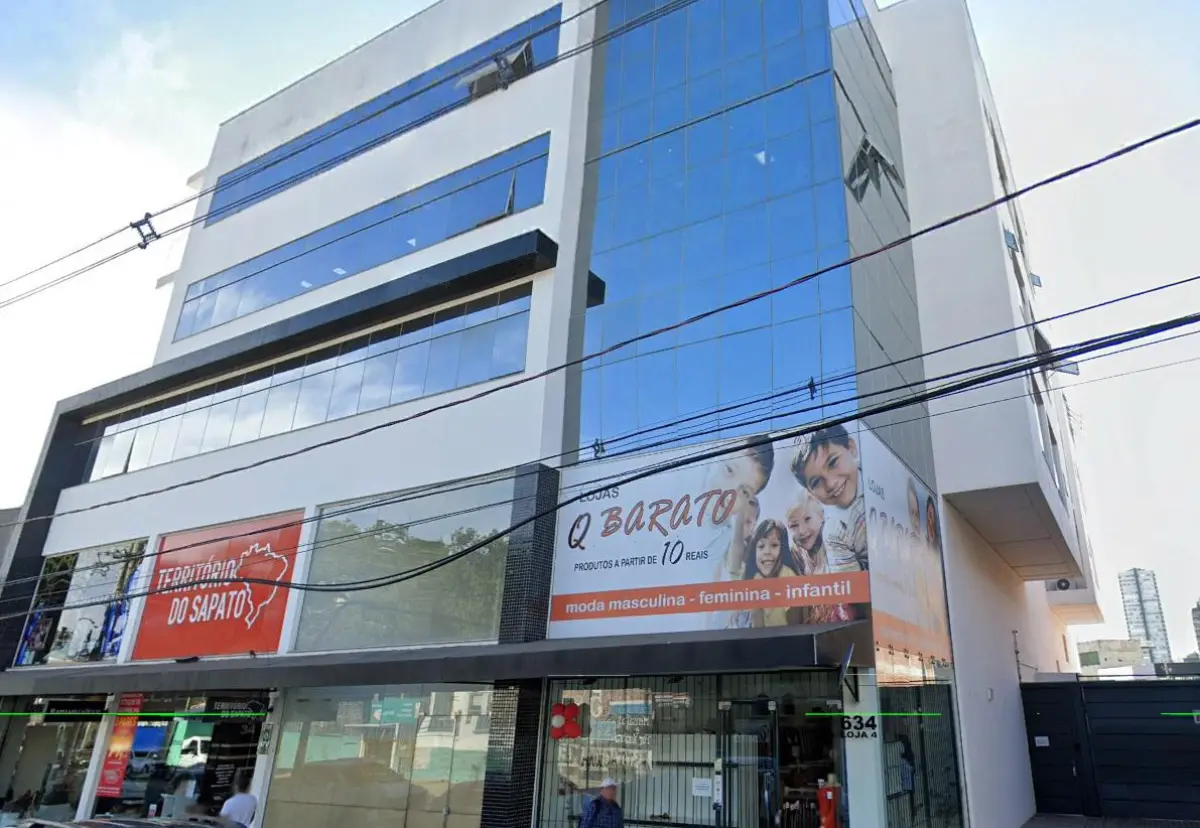 LOTE 027 - Uma sala comercial de numeração 404 e vaga numero 2, do Condomínio Comercial Dubai, na Rua Cinco de Abril nº. 634, situado na área urbana no bairro Rio Branco.