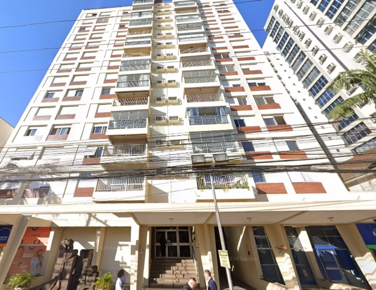 LOTE 000 - O apartamento nº 203 do Edifício Olimpus, sob nº 2423 da Rua Bento Gonçalves, localizado no 1º andar ou 2º pavimento, nos fundos, à esquerda de quem da rua olha o edifício, com área privativa de 94,34m2