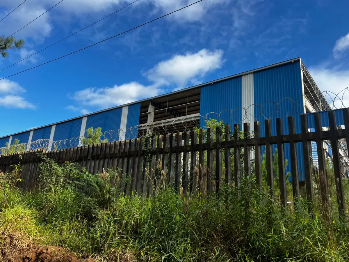 LOTE 002 - Pavilhão industrial na cidade de Alvorada, terreno com a área de 24.284,50m2, constituído dos lotes números 1 ao 8 da Qua-dra A, formada pela Estrada Candido Pinheiro de Barcelos