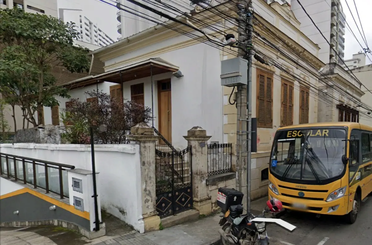 LOTE 001 - CASAS GÊMEAS NA RUA BATISTA DE OLIVEIRA - JUIZ DE FORA - TOT. 620M2 APROX... OBS: PARA ASSISTIR O LEILÃO POR VIDEO COPIE O LINK E COLE EM UM NOVO NAVEGAR : https://us06web.zoom.us/j/83505116549?pwd=VM7aERgkLaZu7MHTChhN7YcJcv774A.1