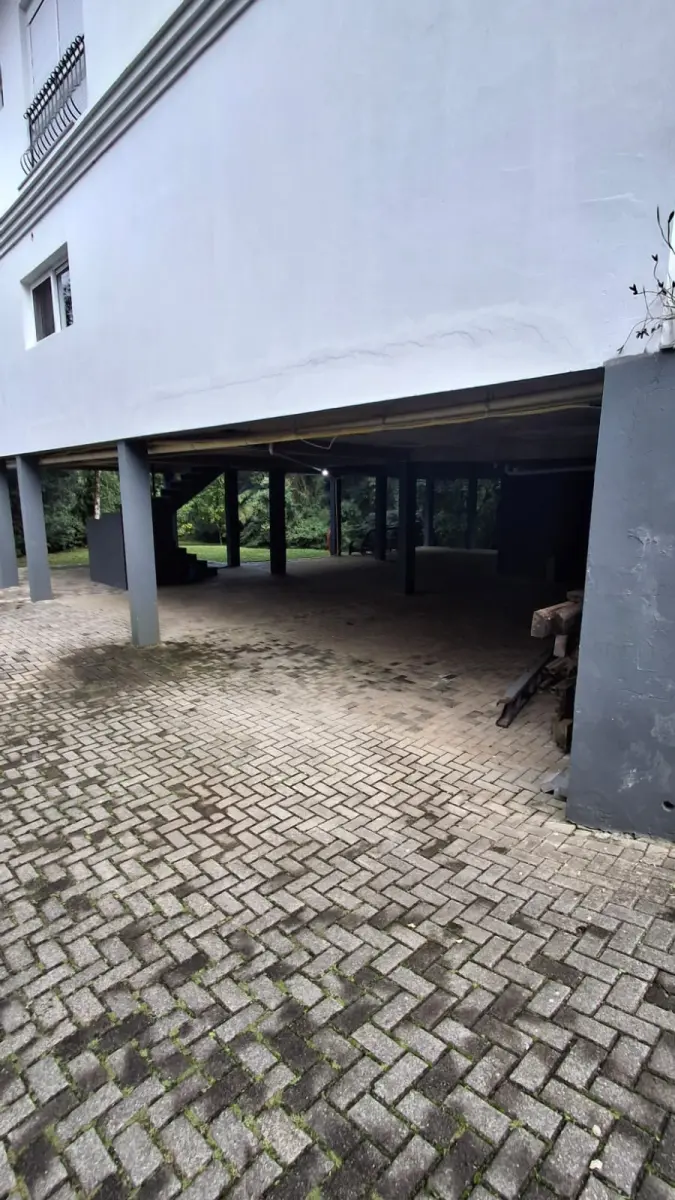 LOTE 010 - Um terreno/lote, com edificação de um prédio residencial, sem numeração, no Complexo Turístico Quinta da Serra, situado na rua dos Buganvilles, na zona urbana do bairro Santa Terezinha, na cidade de Canela/RS