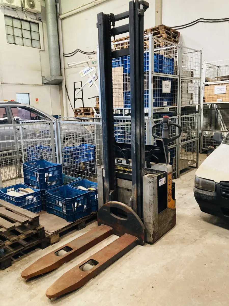 LOTE 006 - Empilhadeira elétrica Sthil 2010/ 1.400 kg 24v c/carregador