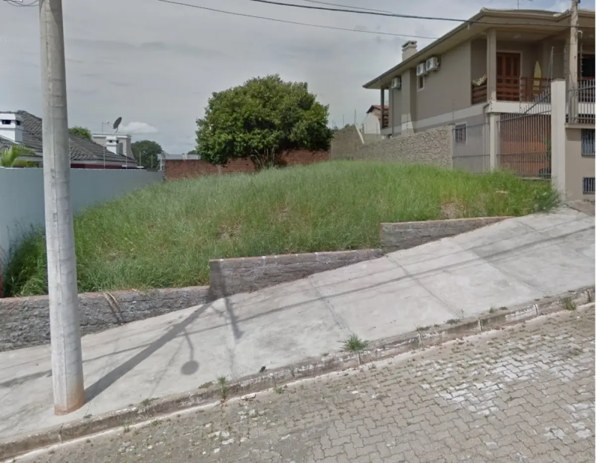 LOTE 025 - Um terreno sem benfeitorias, sem numeração, com o respectivo terreno situado no bairro Rincão, localizado no quarteirão formado pelas ruas Professor Rolf Gehlen, Alagoas, Cururipe e Brasil, constituído do lote 05 da quadra C do loteamento Residencial Alto Petrópolis, com área de 301,11m²