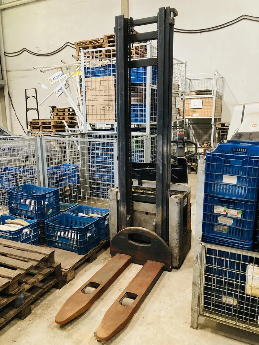 LOTE 006 - Empilhadeira elétrica Sthil 2010/ 1.400 kg 24v c/carregador