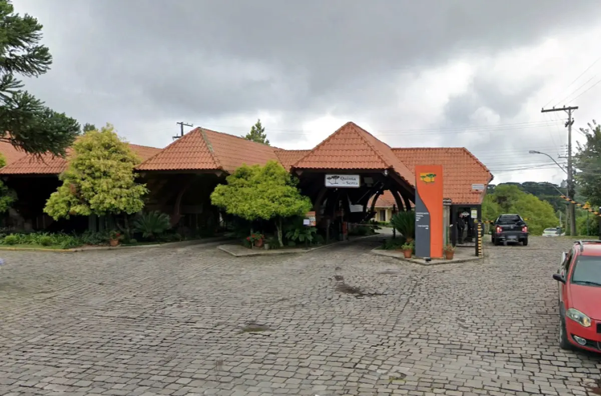 LOTE 010 - Um terreno/lote, com edificação de um prédio residencial, sem numeração, no Complexo Turístico Quinta da Serra, situado na rua dos Buganvilles, na zona urbana do bairro Santa Terezinha, na cidade de Canela/RS