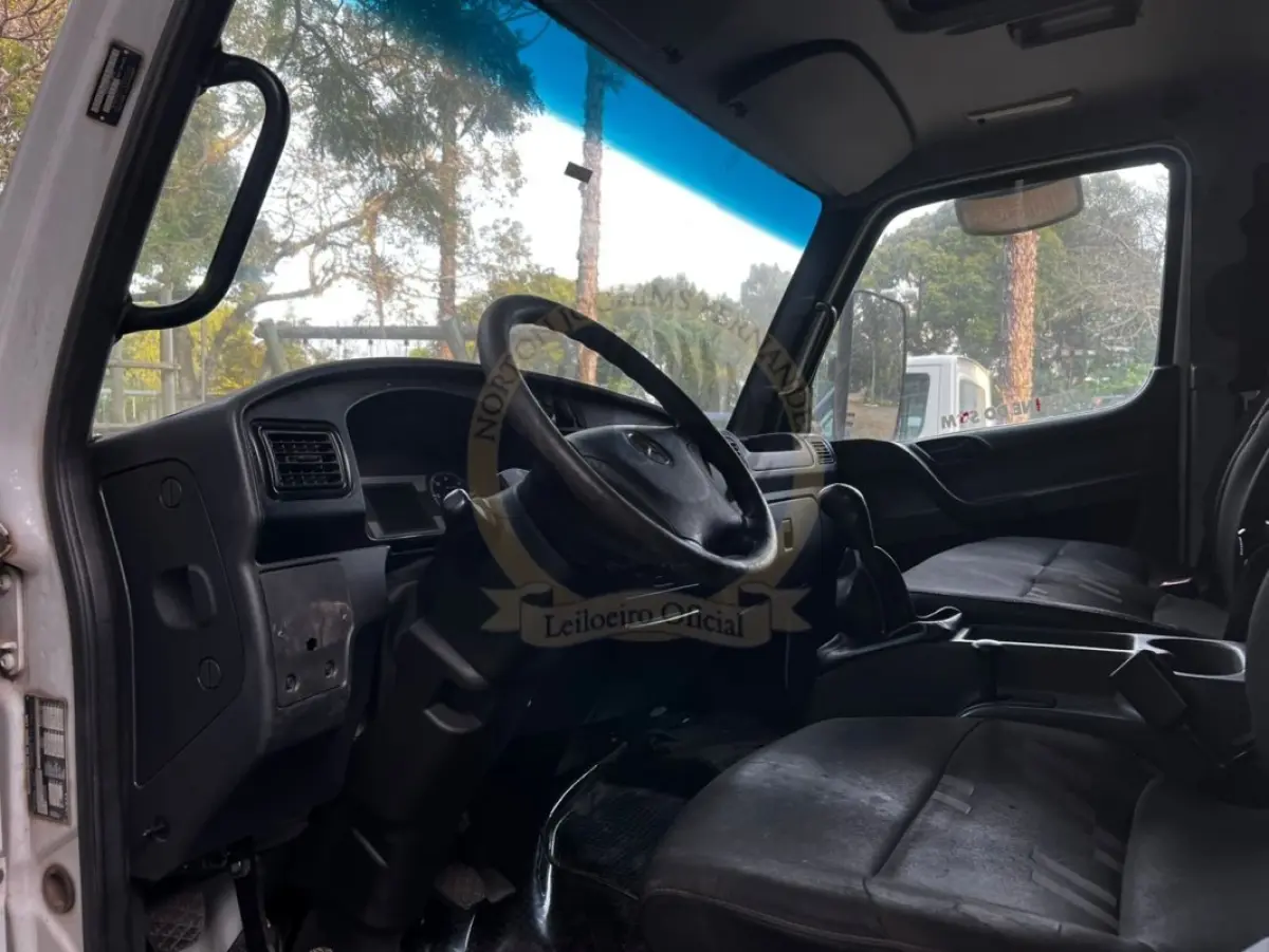 LOTE 002 - Caminhão M.Benz/Accelo 815 CE, diesel, cor branca, carroceria fechada/cabine estendida, fabricação/modelo 2021/2022 (sem chave)