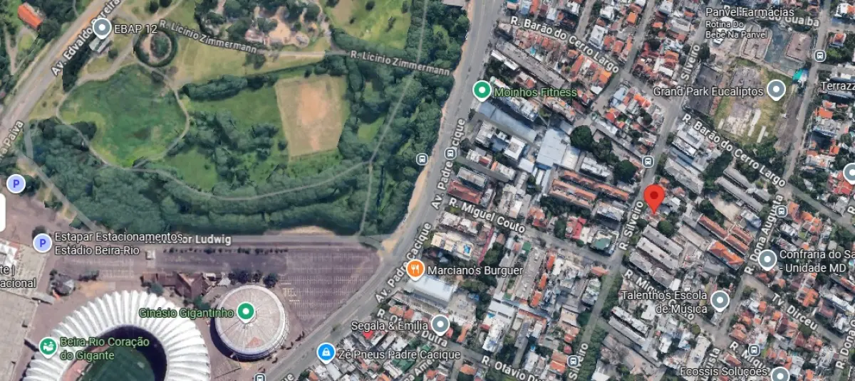 LOTE 000 - O prédio de alvenaria, localizado na Rua Silveiro, nº 372, Bairro Menino Deus, e o respectivo terreno de forma retangular, medindo 49,50m de frente a fundo, com 11,00m