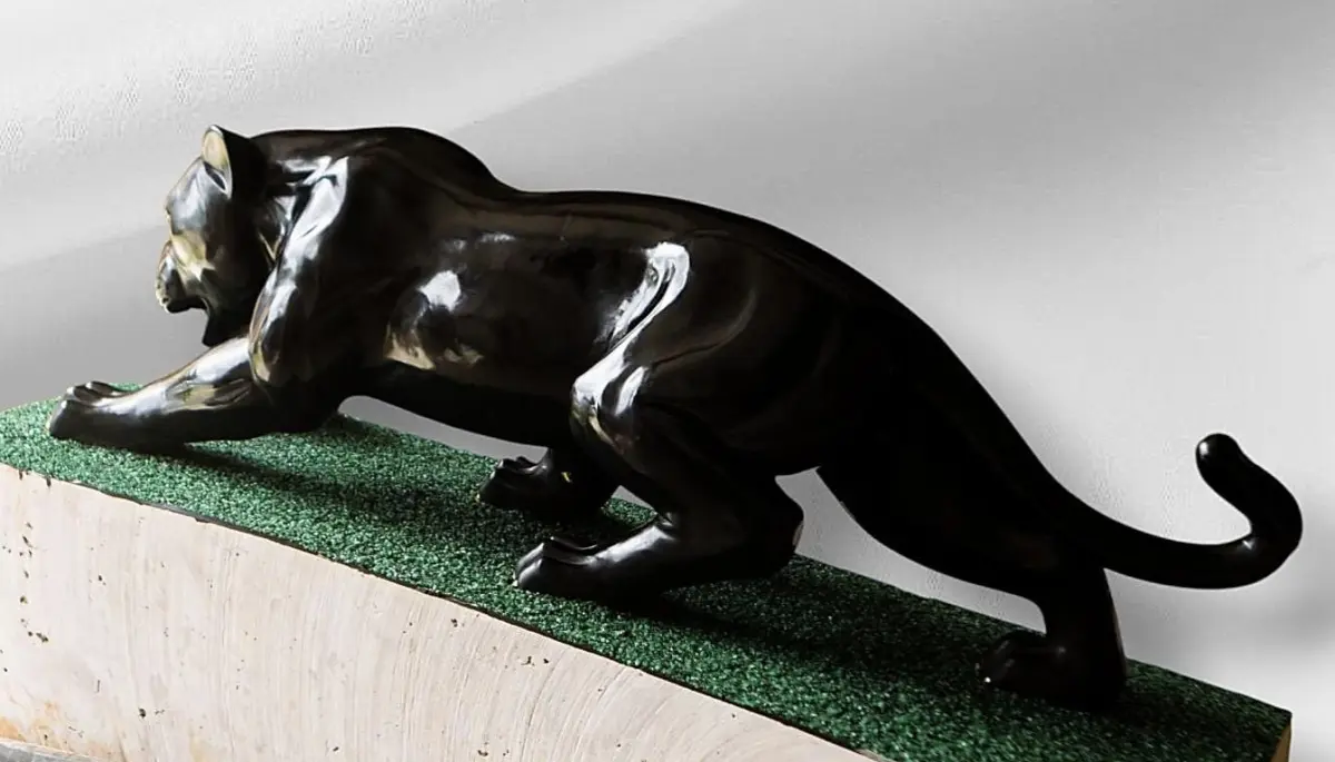 LOTE 001 - ESCULTURA PANTERA EM XISTO E ESMERALDA