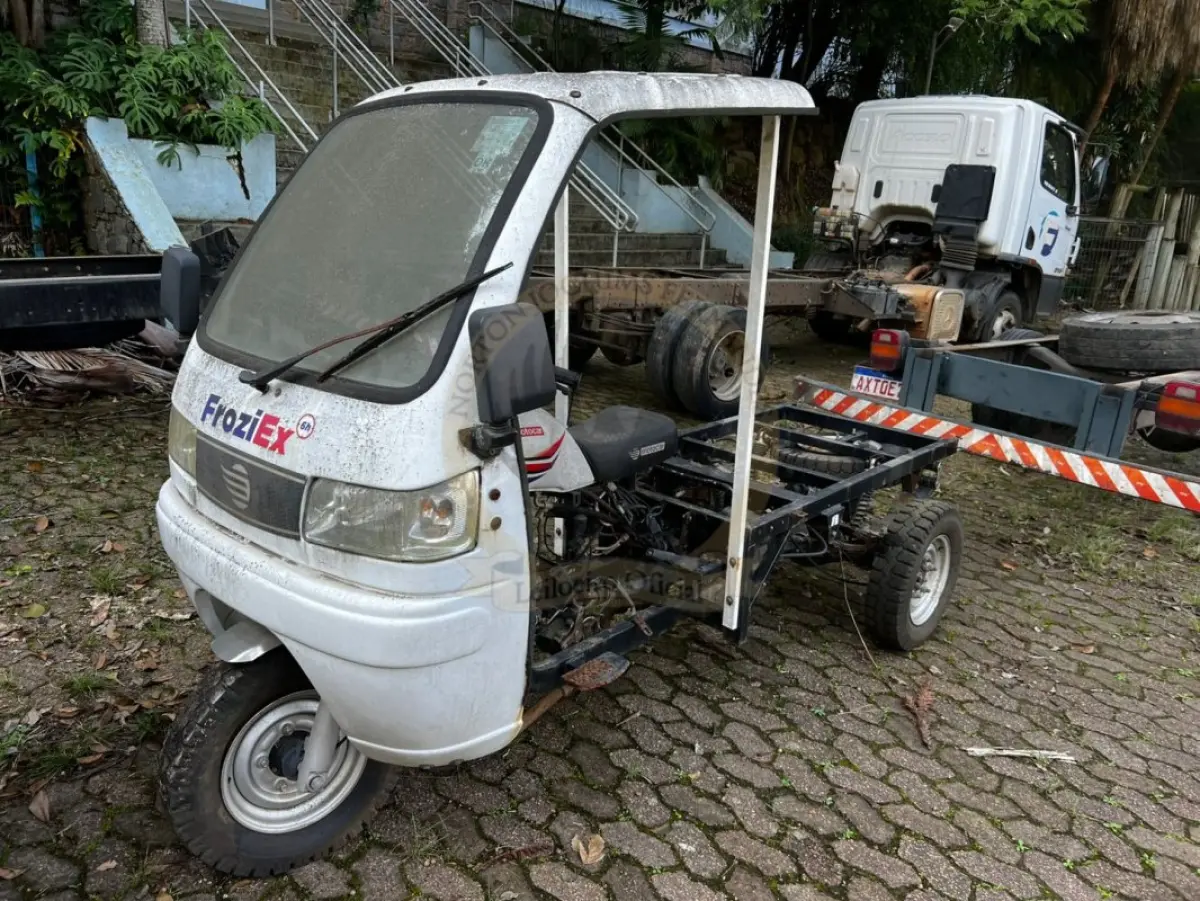 LOTE 011 - Motocar/MCF-250, triciclo, fabricação/modelo 2016/2016, gasolina, cor branca, carroceria fechada (sem motor) (sem chave)