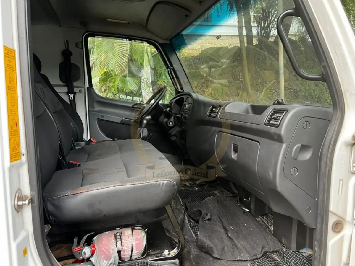 LOTE 002 - Caminhão M.Benz/Accelo 815 CE, diesel, cor branca, carroceria fechada/cabine estendida, fabricação/modelo 2021/2022 (sem chave)