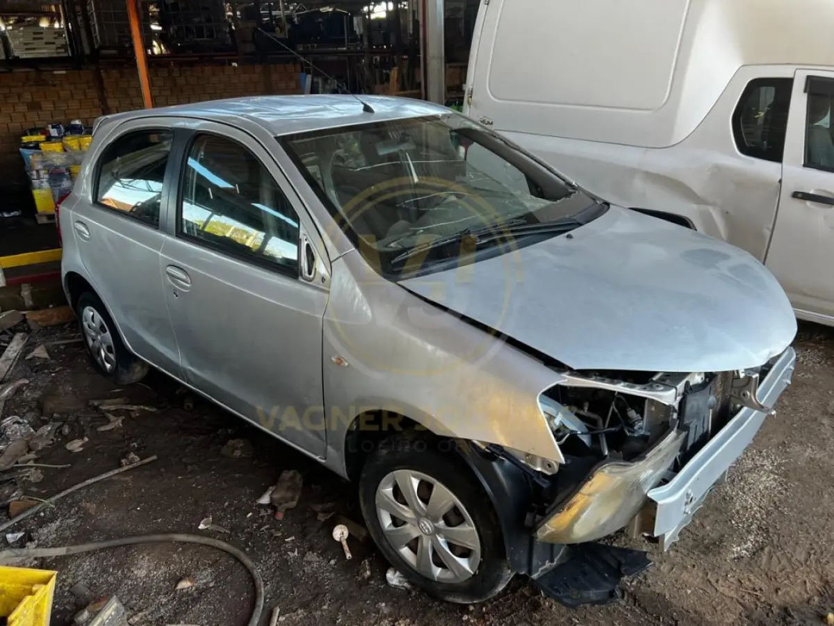 LOTE 001 - Toyota – ETIOS XS 1.3 Flex 16V 5p Mec., fabricação/modelo 2013/2013, cor: prata (sem chave)