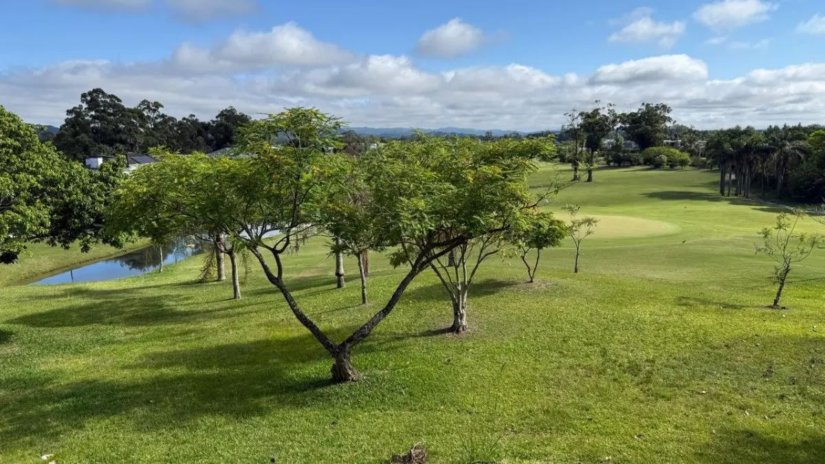 LOTE 000 - O imóvel nº 1054, localizado no Condomínio Horizontal denominado “Terra Ville – Belém Novo Golf Club Com área superficial de 1.000,00m².