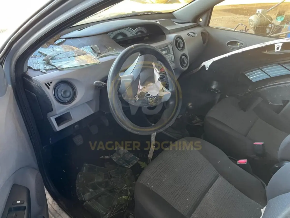 LOTE 001 - Toyota – ETIOS XS 1.3 Flex 16V 5p Mec., fabricação/modelo 2013/2013, cor: prata (sem chave)