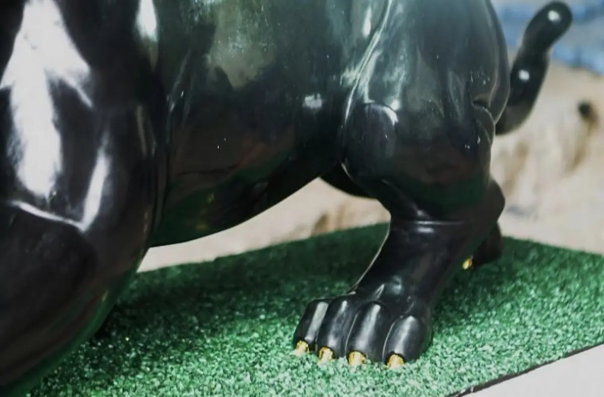 LOTE 001 - ESCULTURA PANTERA EM XISTO E ESMERALDA