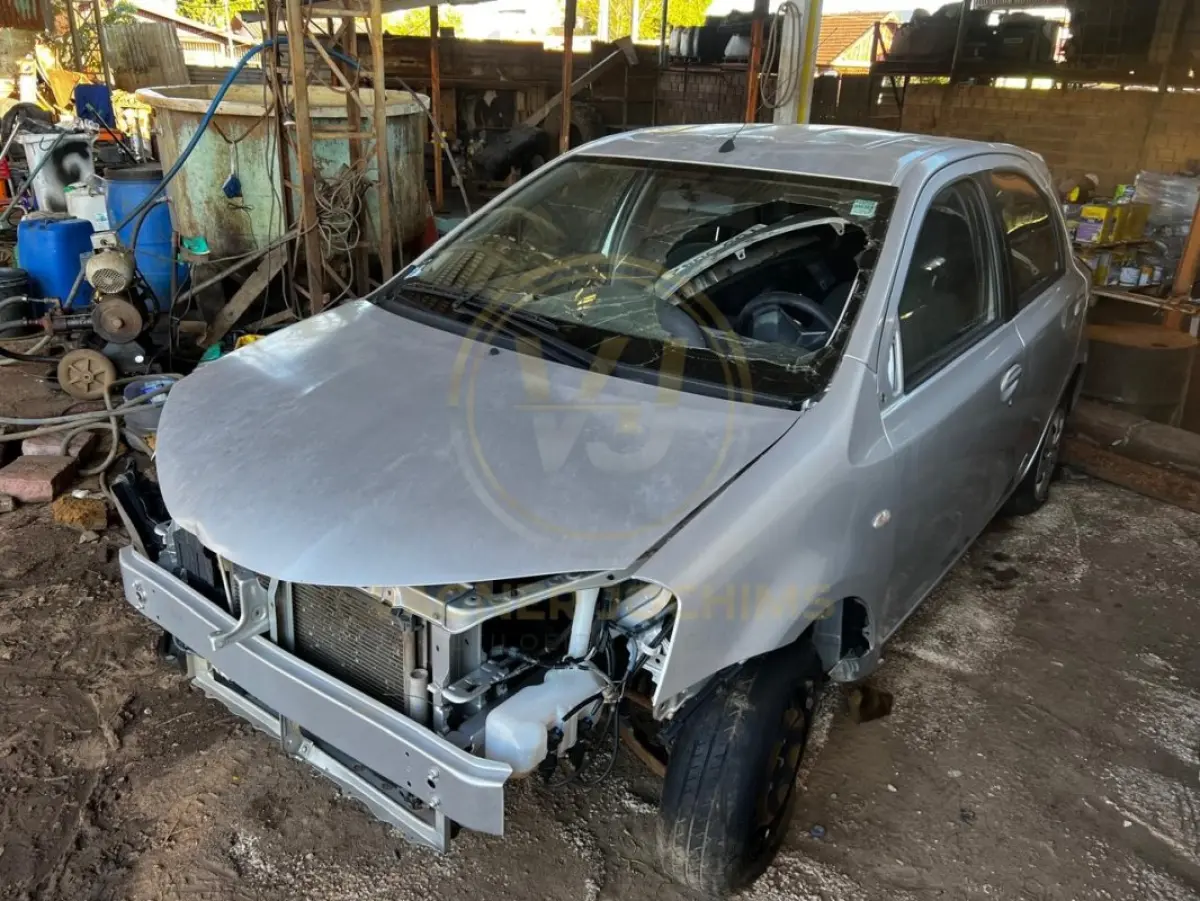 LOTE 001 - Toyota – ETIOS XS 1.3 Flex 16V 5p Mec., fabricação/modelo 2013/2013, cor: prata (sem chave)
