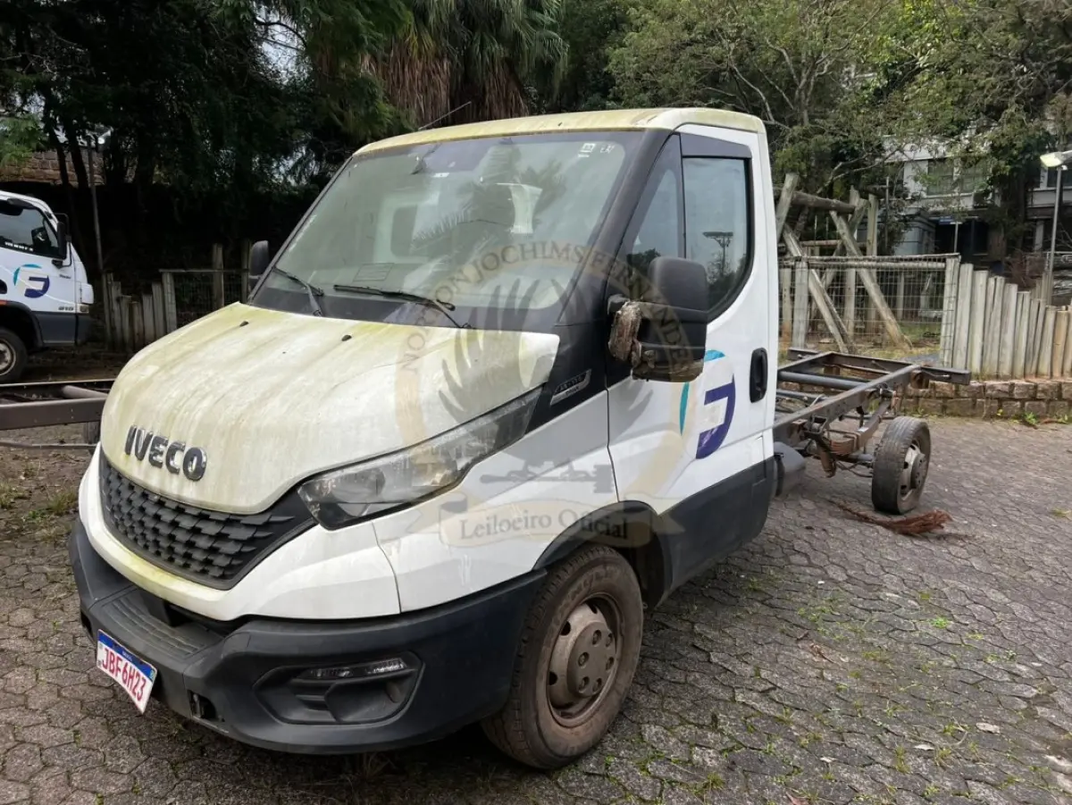 LOTE 005 - Caminhão Iveco/Daily 45-170CS, diesel, cor branca, carroceria fechada, fabricação/modelo 2021/2022