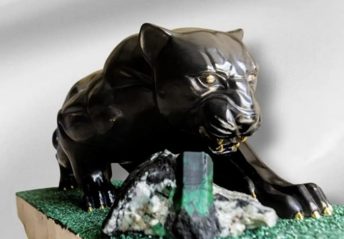 LOTE 001 - ESCULTURA PANTERA EM XISTO E ESMERALDA