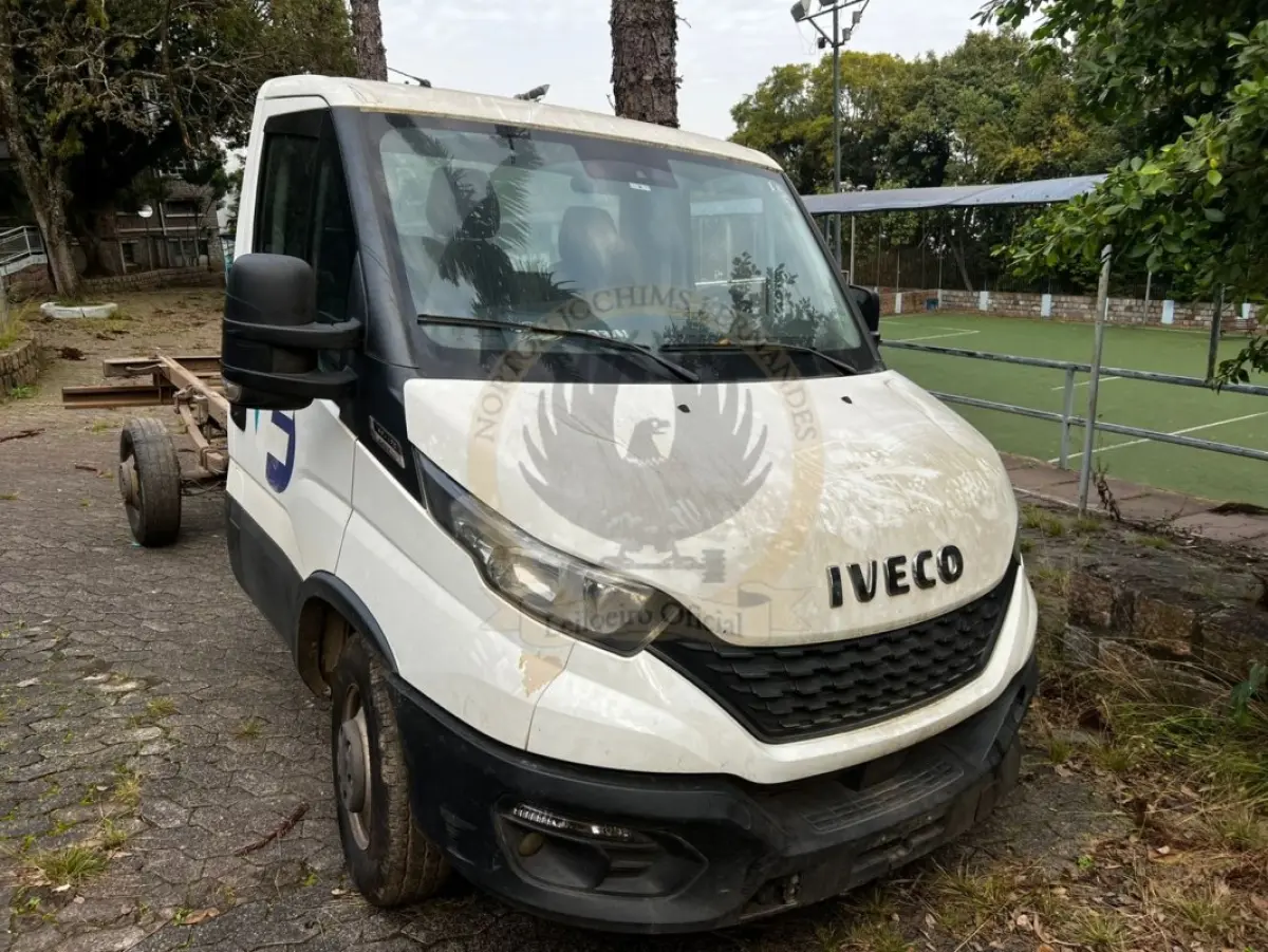 LOTE 004 - Caminhão Iveco/Daily 45-170CS, diesel, cor branca, carroceria fechada, fabricação/modelo 2021/2022