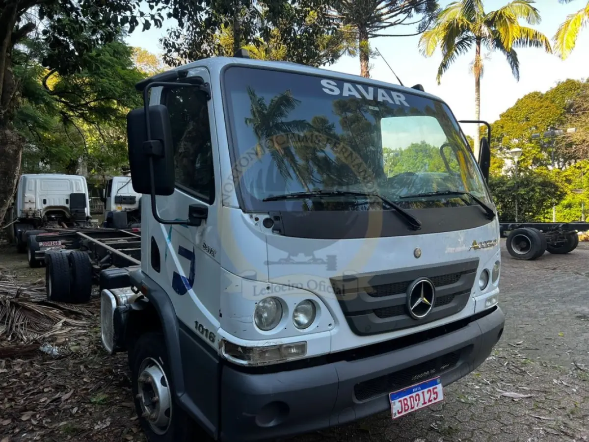 LOTE 001B - Caminhão M.Benz/Accelo 1016 CE, diesel, cor branca, carroceria fechada/cabine estendida, fabricação/modelo 2021/2022 (sem chave)