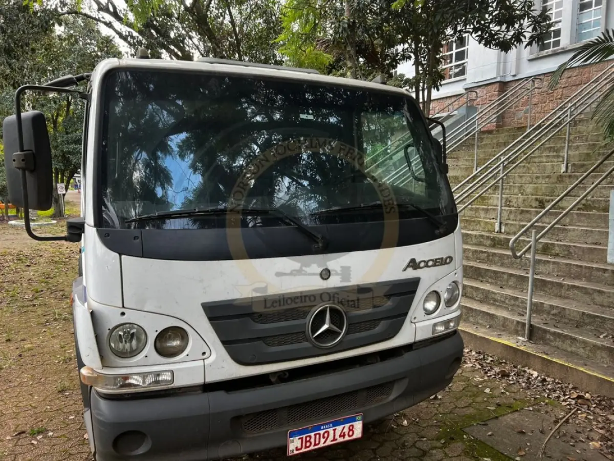 LOTE 002 - Caminhão M.Benz/Accelo 815 CE, diesel, cor branca, carroceria fechada/cabine estendida, fabricação/modelo 2021/2022 (sem chave)