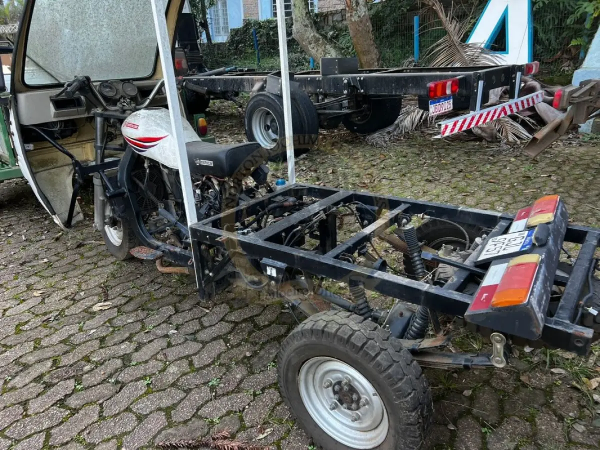LOTE 011 - Motocar/MCF-250, triciclo, fabricação/modelo 2016/2016, gasolina, cor branca, carroceria fechada (sem motor) (sem chave)