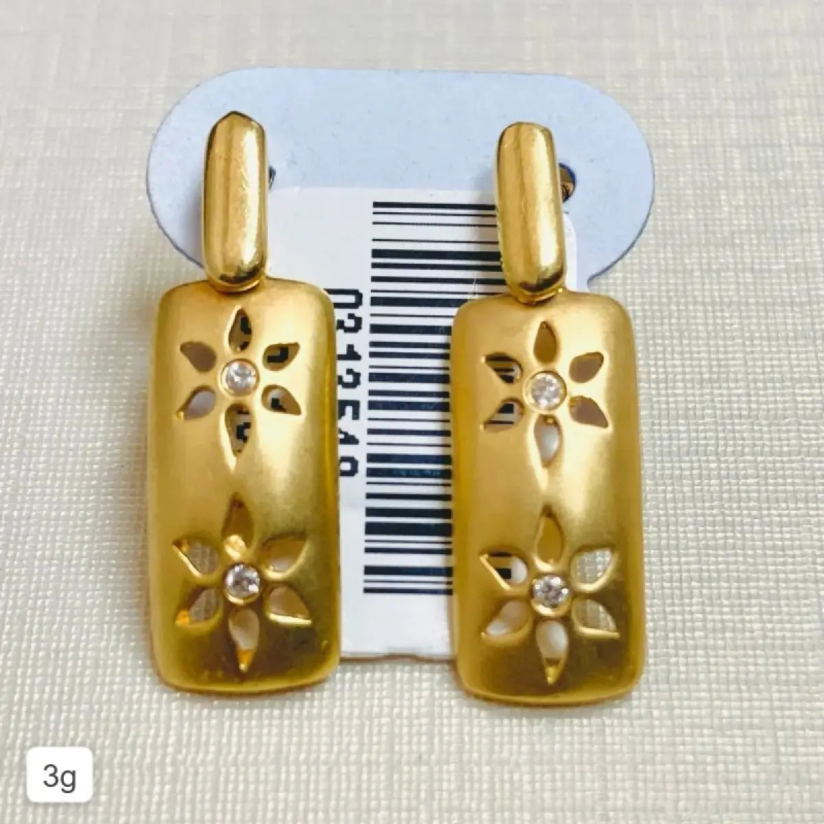 LOTE 004 - Par de brincos: Modelo chapa vazado, flor com quatro pedras de brilhantes. Ouro 18k. Código: 313548