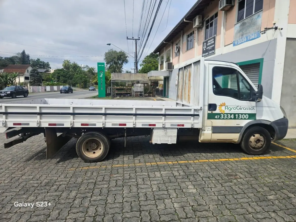 LOTE 002 - IVECO DAILY CHASSI 55C16 2p (diesel), fabricação/modelo 2008/2008