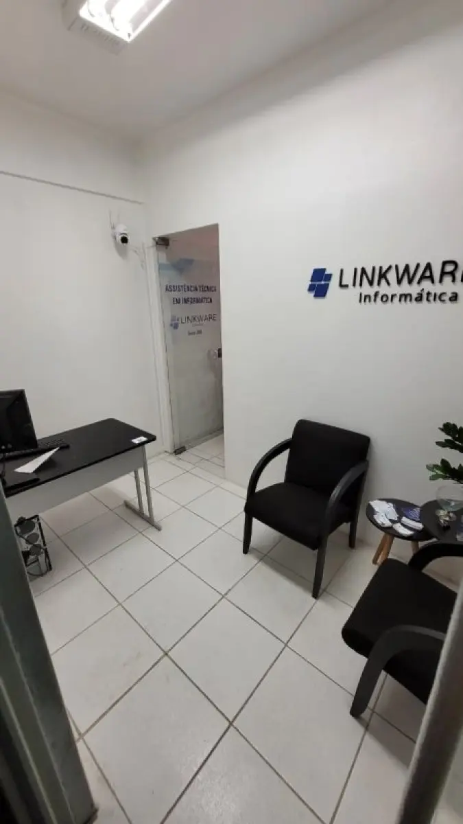 LOTE 000 - O imóvel nº 2.121, do Edifício Galeria Nossa Senhora do Rosário, localizado na Rua Vigário José Inácio, nº 371, e pela Rua Marechal Floriano o nº 38 com a área total de 31,51m², e área própria de 23,76m²