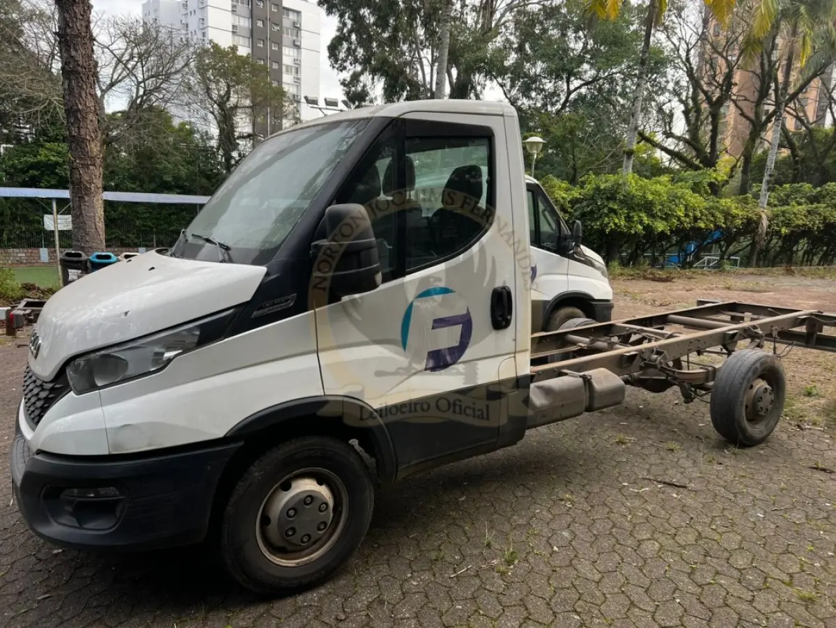 LOTE 003 - Caminhão Iveco/Daily 45-170CS, diesel, cor branca, carroceria fechada, fabricação/modelo 2021/2022